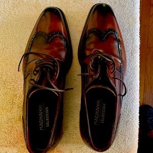 I am selling a pair of men dress shoes. Very good condition.